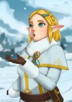  1girl :o alternate_costume artist_name bangs belt blonde_hair blurry blurry_background braid breath brown_belt brown_gloves crown_braid deilan12 french_braid gloves green_eyes hair_ornament hairclip hand_up highres jacket long_sleeves looking_up open_mouth outdoors parted_bangs pointy_ears princess_zelda short_hair signature snowing solo the_legend_of_zelda the_legend_of_zelda:_breath_of_the_wild the_legend_of_zelda:_breath_of_the_wild_2 triforce_print upper_teeth white_jacket winter_clothes 