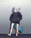  1girl alternate_costume bare_legs barefoot black_hoodie blue_eyes blue_hair blush commentary english_commentary eyebrows_visible_through_hair fish_tail full_body gawr_gura gradient gradient_background grey_background grin hair_ornament hako_sketch hands_on_hips highres hololive hololive_english hood hoodie looking_at_viewer medium_hair shadow shark_hair_ornament shark_tail short_twintails silver_hair simple_background smile smirk solo standing tail teeth twintails twitter_username virtual_youtuber 