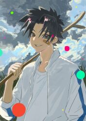  1boy absurdres bandaid bandaid_on_face black_eyes black_hair carrying_over_shoulder chinese_commentary clouds commentary_request corn_field false_memory he_mingshuo highres holding holding_stick jacket looking_at_viewer male_focus open_clothes open_jacket polka_dot shirt shushu_haochima sky sleeves_rolled_up smile solo spiky_hair stick upper_body white_jacket white_shirt 