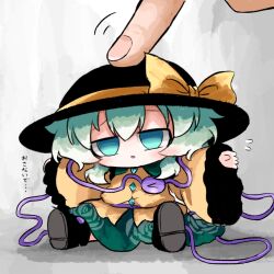  1girl 1other black_hat bow buttons collared_shirt commentary_request diamond_button disembodied_linked_eye eyeball floral_print frilled_shirt_collar frilled_sleeves frills full_body green_eyes green_hair green_skirt hat hat_bow heripantomorrow komeiji_koishi long_sleeves mini_person minigirl outstretched_arms print_skirt rose_print shirt sitting skirt solo_focus spread_arms touhou translated wide_sleeves yellow_bow yellow_shirt 