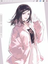 1girl amano_maya arm_up black_hair black_jacket choker collared_jacket commentary de678997 floating_hair from_side hand_in_pocket highres jacket layered_clothes looking_afar medium_hair official_alternate_costume open_clothes open_collar open_jacket parted_lips persona persona_2 red_lips simple_background skirt smile swept_bangs teeth untranslatable_commentary upper_body violet_eyes waving white_background white_skirt 