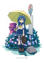  1girl :3 absurdres ahoge bag blue_flower blue_hair blue_sailor_collar blue_skirt blue_socks blush bow briefcase brown_bag bus_stop bush closed_mouth commentary_request double_horizontal_stripe english_text flower full_body green_eyes hair_between_eyes highres holding holding_bag holding_umbrella hydrangea izumi_konata japanese_cylindrical_postbox japanese_postal_mark kneehighs loafers long_hair looking_to_the_side lucky_star miniskirt mole mole_under_eye nakamori_kemuri neckerchief outdoors pink_flower plant pleated_skirt postbox_(outgoing_mail) puddle purple_flower rain ripples ryouou_school_uniform sailor_collar school_bag school_briefcase school_uniform serafuku shirt shoes short_sleeves sign skirt smile socks solo standing umbrella very_long_hair water water_drop white_background white_shirt yellow_bow yellow_neckerchief yellow_umbrella 