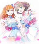  2girls absurdres akaike bare_shoulders blue_bow blue_eyes bow commentary_request detached_sleeves dress elbow_gloves gloves grey_hair hand_up hands_together highres huge_filesize love_live! love_live!_superstar!! medium_hair multiple_girls open_mouth orange_hair puffy_short_sleeves puffy_sleeves shibuya_kanon short_hair short_sleeves smile tang_keke thigh-highs upper_teeth white_dress white_gloves white_legwear 