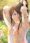  1girl black_hair blouse blurry blurry_background floral_print hair_tie hands_in_hair highres ice_(ice_aptx) long_hair mouth_hold original outdoors solo violet_eyes 