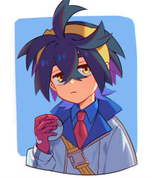  1boy arm_up belt black_hair blue_background blue_jacket blue_shirt border buckle chest_belt closed_mouth collared_shirt colored_inner_hair cropped_torso crossed_bangs double-parted_bangs frown holding holding_poke_ball jacket kieran_(pokemon) looking_to_the_side male_focus multicolored_hair necktie poke_ball poke_ball_(basic) pokemon pokemon_scarlet_and_violet purple_hair red_necktie sanpaku shirt sideways_glance snap-fit_buckle solo two-sided_fabric two-sided_jacket white_border white_jacket wing_collar wusagi2 yellow_belt yellow_eyes 