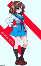  1girl absurdres artist_name black_socks blue_sailor_collar blue_skirt breasts bright_pupils brown_eyes brown_hair brown_shoes character_name closed_mouth commentary english_commentary facing_ahead frown full_body h_(letter) hair_ribbon hairband hand_on_own_hip heel_up highres kita_high_school_uniform kneehighs loafers long_sleeves medium_breasts nail_polish pink_nails red_ribbon ribbon sailor_collar school_uniform serafuku shirt shoes short_hair simple_background skirt socks solo standing suzumiya_haruhi suzumiya_haruhi_no_yuuutsu t-works twitter_username white_background white_pupils white_shirt winter_uniform yellow_hairband yellow_ribbon 
