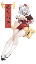  1girl absurdres ahoge black_shoes blue_eyes blush brown_capelet capelet chinese_clothes commentary covered_navel dress fingernails full_body fur-trimmed_capelet fur_trim hair_between_eyes hand_fan highres holding holding_fan legs long_fingernails looking_at_viewer nail_polish open_mouth pugongying qipao qq_dance red_dress red_nails shoes short_hair simple_background socks solo star-shaped_pillow thighs translation_request tuanshan untranslatable_commentary white_background white_hair white_socks xingtong 