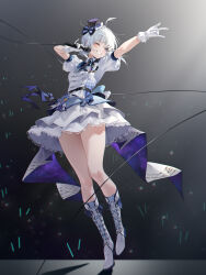  1girl \m/ absurdres ahoge blue_boots blue_dress blue_eyes boots chinese_commentary commentary_request dress full_body gloves hat highres holding holding_microphone knee_boots layered_dress legs looking_to_the_side microphone mini_hat multicolored_boots multicolored_dress one_eye_closed puffy_sleeves pugongying purple_dress purple_hat qq_dance short_hair smile solo stage teeth two-tone_boots white_boots white_dress white_gloves white_hair xingtong 