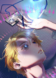  1boy arm_up blonde_hair blue_background blue_eyes commentary_request earrings highres hoshino_ai hoshino_aquamarine jewelry korean_commentary lanyard let_ink male_focus open_mouth oshi_no_ko pale_skin solo tearing_up unworn_lanyard 