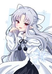  1girl absurdres blush bow capelet commentary dress fur-trimmed_capelet fur_trim giorgio_(yo_sumire_sola1) hair_bow half_updo highres long_hair looking_at_viewer melty_blood melty_blood:_twi-lumina parted_bangs pointy_ears red_eyes smug snowflakes solo tsukihime tsukihime_(remake) white_bow white_capelet white_dress white_hair white_len_(tsukihime) 