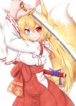  1girl animal_ear_fluff animal_ears arms_up bangs blonde_hair blue_eyes blush breasts closed_mouth commentary_request eyebrows_visible_through_hair fang fang_out fox_ears fox_girl fox_tail hair_between_eyes hakama heterochromia highres holding holding_sword holding_weapon horokusa_(korai) japanese_clothes katana kimono long_hair long_sleeves looking_at_viewer medium_breasts original red_eyes red_hakama simple_background smile solo sword tail tail_raised two-handed unsheathed very_long_hair weapon white_background white_kimono wide_sleeves 