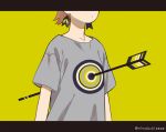 ambiguous_gender arrow_(projectile) brown_hair earrings expressionless green_background grey_shirt jewelry niwabuki original shirt short_hair short_sleeves simple_background solo twitter_username upper_body 