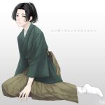  1boy bangs bishounen black_hair dated expressionless gradient gradient_background green_kimono hakama highres ichi-be japanese_clothes kimono lips looking_at_viewer male_focus original parted_bangs ponytail signature simple_background sitting solo tabi topknot translation_request wide_sleeves yokozuwari 