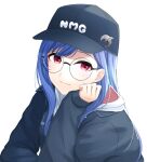  1girl baseball_cap black_headwear black_jacket clenched_hand earrings glasses hair_behind_ear hat head_tilt highres jacket jewelry long_hair looking_at_viewer nijisanji nishizono_chigusa red_eyes round_eyewear smile solo upper_body virtual_youtuber white_background yahiro_(ya_hiro) 