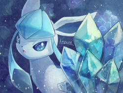  :o animal_focus blue_background blue_eyes blue_fur commentary crystal glaceon kagure_(karaguren) looking_at_viewer no_humans open_mouth pokemon pokemon_(creature) pokemon_focus simple_background solo two-tone_fur untranslatable_commentary upper_body 