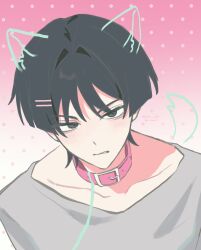  1boy absurdres alternate_costume belt belt_buckle belt_collar bishounen black_eyes blunt_ends buckle casual choppy_bangs collar collarbone commentary contemporary crew_neck drawn_ears drawn_tail english_commentary genshin_impact grey_shirt hair_intakes hair_ornament hairclip highres leash light_blush looking_at_viewer male_focus pink_background pink_belt portrait scaramouche_(genshin_impact) shirt sketch solo tsurime twitter_username wolf_cut yuii_03 