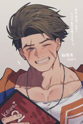  1boy absurdres blue_eyes brown_hair cellphone collarbone commentary_request dog_tags forked_eyebrows grin highres holding holding_phone jacket luke_sullivan male_focus multicolored_jacket multiple_scars one_eye_closed phone prat_rat print_shirt scar scar_across_eye scar_on_cheek scar_on_face shirt short_hair smile solo street_fighter street_fighter_6 translation_request two-tone_jacket upper_body 