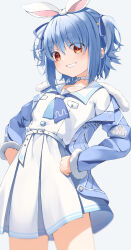  1girl absurdres alternate_hair_length_(shorter) animal_ears belt blue_neckerchief blue_ribbon breasts choker clenched_hands commentary cowboy_shot denim denim_jacket dress extra_ears fur-trimmed_jacket fur_trim grey_background grin hair_ribbon hands_on_own_hips highres hololive jacket legs_apart long_sleeves looking_at_viewer multicolored_hair neckerchief official_alternate_costume official_alternate_hairstyle orange_eyes pleated_dress puffy_short_sleeves puffy_sleeves rabbit-shaped_pupils rabbit_ears ribbon sailor_collar sailor_dress short_dress short_eyebrows short_hair short_sleeves simple_background small_breasts smile solo streaked_hair symbol-shaped_pupils thick_eyebrows two_side_up usada_pekora usada_pekora_(casual) v-shaped_eyebrows virtual_youtuber white_belt white_choker white_dress white_sailor_collar white_streaks yamada_(yamadadesuyo212) 