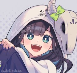  1girl akebiashita animal_skull black_hair blue_eyes blue_hair bow colored_inner_hair cow_skull green_bow hood hood_up hoodie indie_virtual_youtuber long_hair looking_at_viewer memento_mori_(vtuber) multicolored_hair open_mouth purple_nails skull_on_head smile solo teeth upper_teeth_only virtual_youtuber white_hoodie 