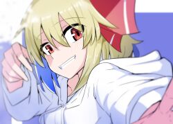  1girl absurdres blonde_hair blurry commentary depth_of_field drawstring grin hair_between_eyes hair_ribbon highres hood hood_down hoodie light_blush looking_at_viewer manekinekoppoi_inu red_eyes red_ribbon ribbon rumia short_hair sidelocks smile solo touhou upper_body white_hoodie 