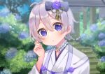  1boy ahoge black_bow blurry blurry_background blush bow commentary_request eyebrows_visible_through_hair girly_boy hair_between_eyes hair_bow highres japanese_clothes jewelry kimono looking_at_viewer male_focus necklace original outdoors short_hair sidelocks silver_hair solo stairs suzu_(minagi) violet_eyes white_kimono 