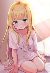  1girl bangs baram bare_shoulders barefoot blonde_hair club_(shape) collarbone commentary_request day diamond_(shape) eyebrows_visible_through_hair green_eyes heart highres indoors long_hair looking_at_viewer mononobe_alice nijisanji off_shoulder parted_lips pillow shirt short_sleeves sitting smile solo spade_(shape) sunlight very_long_hair virtual_youtuber wariza white_shirt window 