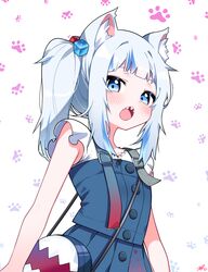  1girl animal_ear_fluff animal_ears bag blue_dress blue_eyes blue_hair blush cat_ears commentary dress gawr_gura hair_cubes hair_ornament highres hololive long_hair looking_at_viewer multicolored_hair open_mouth paw_print paw_print_background sharp_teeth shirt shoulder_bag side_ponytail sidelocks simple_background sleeveless sleeveless_dress solo streaked_hair teeth tosyeo upper_body virtual_youtuber white_background white_shirt 