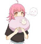  &gt;_&lt; 1girl ahoge bangs black_shirt blunt_bangs blunt_ends blush commentary_request highres looking_at_viewer love_live! love_live!_nijigasaki_high_school_idol_club object_hug pink_hair practice_student shirt short_sleeves skirt solo speech_bubble stuffed_animal stuffed_sheep stuffed_toy tennouji_rina translated white_background white_skirt yellow_eyes 