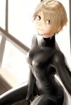  1girl black_bodysuit blonde_hair bodysuit breasts brown_eyes closed_mouth commentary_request hair_between_eyes highres kilye_kairi latex_bodysuit looking_at_viewer medium_breasts original short_hair sitting skin_tight smile solo 