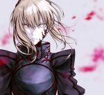  1girl armor artoria_pendragon_(all) bangs blurry blurry_background closed_mouth fate/stay_night fate_(series) floating_hair frown grey_background hair_between_eyes highres looking_at_viewer medium_hair no_mae_(mikakatachi) saber_alter silver_hair solo upper_body yellow_eyes 