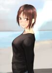  1girl black_shirt brown_hair closed_mouth from_side highres kilye_kairi long_sleeves looking_at_viewer looking_to_the_side ocean original outdoors shirt short_hair smile solo upper_body 