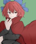  1girl black_shirt bow cape cloak eyebrows_visible_through_hair fe_(tetsu) green_background hair_bow high_collar long_sleeves red_cape red_cloak red_eyes redhead sekibanki shirt short_hair simple_background smile solo touhou upper_body 