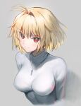  1girl ahoge arcueid_brunestud bangs blonde_hair breasts closed_mouth commentary_request cross cross_necklace eyebrows_visible_through_hair grey_background hair_between_eyes jewelry large_breasts looking_at_viewer necklace red_eyes short_hair siino simple_background smile solo sweater tsukihime tsukihime_(remake) turtleneck turtleneck_sweater upper_body vampire white_sweater 