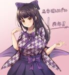  1girl bashamichi_hagemi blue_skirt bow braid breasts brown_eyes brown_hair gradient gradient_background hair_bow head_tilt highres indie_virtual_youtuber japanese_clothes kimono large_breasts long_hair looking_at_viewer open_hand pink_background purple_bow sg_tacchi skirt smile solo virtual_youtuber 