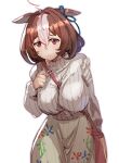  1girl ahoge animal_ears bag blue_ribbon bow_(bhp) breasts closed_mouth hair_between_eyes hair_ribbon horse_ears horse_girl large_breasts looking_at_viewer meisho_doto_(umamusume) multicolored_hair red_eyes ribbed_sweater ribbon short_hair simple_background solo streaked_hair sweater turtleneck turtleneck_sweater umamusume white_background white_hair white_sweater 
