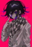  1boy ahoge bangs black_hair checkered checkered_neckwear checkered_scarf commentary_request dangan_ronpa_(series) dangan_ronpa_v3:_killing_harmony eyebrows_visible_through_hair grey_jacket grey_scarf hair_between_eyes index_finger_raised jacket joh_pierrot long_sleeves looking_at_viewer male_focus messy_hair multicolored_hair ouma_kokichi pink_background purple_hair scarf shiny shiny_hair simple_background solo upper_body violet_eyes 