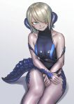  1girl au_ra bare_shoulders blonde_hair blue_eyes breasts closed_mouth final_fantasy final_fantasy_xiv hair_over_one_eye head_tilt highres horns kilye_kairi large_breasts looking_at_viewer medium_hair one-piece_swimsuit one_eye_covered own_hands_together purple_swimsuit scales simple_background sitting smile solo swimsuit tail white_background 