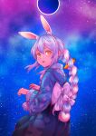  1girl animal_ears animal_print blue_hair bow bunny_print carrot_hair_ornament food-themed_hair_ornament from_behind hair_bow hair_ornament highres hololive inamimi_(sheep1733) looking_back multicolored_hair open_mouth orange_eyes rabbit_ears rabbit_girl rabbit_tail robe sky solo star_(sky) starry_sky tail thick_eyebrows two-tone_hair usada_pekora virtual_youtuber white_bow white_hair 