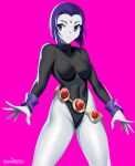  1girl absurdres artist_name belt breasts closed_mouth colored_skin covered_navel cowboy_shot daniaeru forehead_jewel grey_skin highres leotard looking_away pink_background purple_hair raven_(dc) short_hair signature solo standing teen_titans thighs violet_eyes wristband 