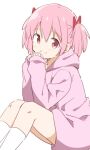  1girl alternate_costume bangs closed_mouth eyebrows_visible_through_hair highres hood hoodie kaname_madoka knees_up long_sleeves looking_at_viewer mahou_shoujo_madoka_magica pink_eyes pink_hair short_hair short_twintails simple_background sitting smile solo tsubaki_(tatajd) twintails white_background white_legwear 