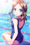  1girl ass back bangs bare_shoulders black_bow blue_eyes blue_swimsuit blush bow breasts brown_hair fate/grand_order fate_(series) forehead hair_bow highres leonardo_da_vinci_(fate) leonardo_da_vinci_(rider)_(fate) long_hair looking_at_viewer looking_back one-piece_swimsuit parted_bangs ponytail pool poolside sakura_tsubame small_breasts smile solo swimsuit thighs tongue tongue_out water 