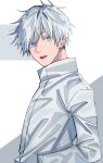  1boy bangs blue_eyes gojou_satoru hands_in_pockets high_collar highres jacket jujutsu_kaisen looking_at_viewer male_focus ohcome_yone short_hair simple_background solo tongue tongue_out upper_body white_background white_hair white_jacket 