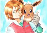  1boy :d bangs blonde_hair blue_background bracelet closed_mouth commentary_request eevee gloves green_eyes green_shirt grey_gloves hair_between_eyes hand_up highres jacket jewelry male_focus oka_mochi on_shoulder open_mouth pokemon pokemon_(anime) pokemon_(creature) pokemon_bw_(anime) pokemon_on_shoulder shirt short_hair short_sleeves smile tongue traditional_media upper_body violet_eyes virgil_(pokemon) 