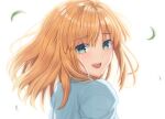  1girl ahoge artoria_pendragon_(fate) bangs blonde_hair blue_shirt eyebrows_visible_through_hair fate/stay_night fate_(series) green_eyes hair_between_eyes leaf looking_at_viewer looking_back medium_hair open_mouth parted_bangs saber sakurasakimasu4 shirt simple_background solo upper_body upper_teeth white_background 