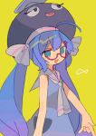  1girl :d \m/ ahoge animal_hat arm_at_side ascot bad_id bad_tumblr_id bangs bare_arms bare_shoulders blue_dress blue_eyes blue_hair daizu_(melon-lemon) dot_nose dress eel_hat eyes_visible_through_hair fang furrowed_brow glasses green_background grey_neckwear grey_ribbon grey_sailor_collar hair_between_eyes hair_ornament hairclip hat hat_ribbon highres jitome long_hair looking_at_viewer looking_to_the_side low_twintails mortarboard open_mouth otomachi_una pink-framed_eyewear ribbon sailor_collar sailor_dress semi-rimless_eyewear sidelocks simple_background skin_fang sleeveless sleeveless_dress smile solo standing twintails two-tone_neckwear two-tone_ribbon under-rim_eyewear upper_body very_long_hair vocaloid 