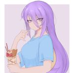  1girl absurdres aurapls blonde_hair blue_shirt border breasts casual colored_inner_hair commentary eating english_commentary grey_background hair_between_eyes highres holding hololive hololive_indonesia large_breasts long_hair looking_at_viewer moona_hoshinova multicolored_hair parfait purple_hair shirt short_sleeves simple_background solo upper_body violet_eyes white_border 