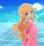  1girl arms_behind_back bangs blonde_hair blue_background blue_eyes breasts closed_mouth clouds commentary_request day eyebrows_visible_through_hair from_behind from_side highres idolmaster idolmaster_cinderella_girls large_breasts long_hair looking_at_viewer looking_back ocean ohtsuki_yui outdoors sky smile solo upper_body water yurippe_(filledelis) 