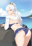    1girl absurdres anastasia_(fate) anastasia_(swimsuit_archer)_(fate) ass back blue_eyes blue_sky blue_swimsuit bow closed_mouth copper crossed_arms eyebrows_visible_through_hair fate/grand_order fate_(series) from_side hair_between_eyes hair_bow hair_ornament hairclip highres jewelry long_hair looking_back necklace ocean silver_hair simple_background sky solo swimsuit 