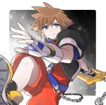  1boy blue_eyes brown_hair fingerless_gloves gloves highres jewelry jyaco_sk1130 keyblade kingdom_hearts kingdom_hearts_i looking_at_viewer male_focus necklace short_hair simple_background smile solo sora_(kingdom_hearts) spiky_hair super_smash_bros. weapon 