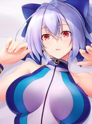  1girl blue_bow blue_swimsuit bow breasts fate/grand_order fate_(series) hair_bow large_breasts one-piece_swimsuit ponytail red_eyes silver_hair solo swimsuit tohoho_(hoshinoyami) tomoe_gozen_(fate) tomoe_gozen_(swimsuit_saber)_(fate) two-tone_swimsuit upper_body white_swimsuit 